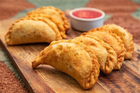  Empanadas de Carne: Un Délice Savoureux aux Saveurs Épicées et à la Pâte Dorée !