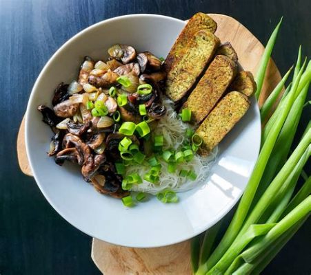   Nouilles aux champignons et au tofu frit: Un délice de textures croquantes mêlées à un bouillon savoureux!