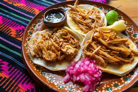  Cochinita Pibil: Un Voyage Enchantant à Travers la Douceur Caramélisée et l’Aromatique Acidité de Yucatan!