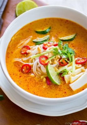  Curry Laksa: Un plat réconfortant aux saveurs épicées et crémeuses qui vous transporteront dans les rues de Penang!