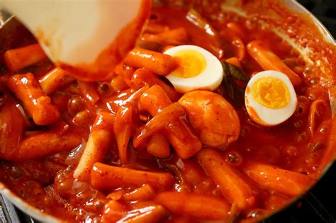  Ddeokbokki: Une Explosion de Saveurs Picantes et Umami dans les Rues d'Eulji-ro à Séoul!