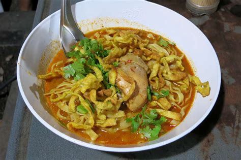  Khao Soi: Un plat réconfortant aux saveurs épicées et crémeuses de Chiang Mai