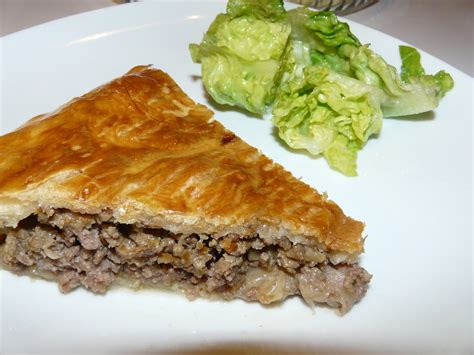  La Tourte à la Chèvre Chaude: Une symphonie crémeuse d'herbes et de fromage enveloppée dans un manteau doré et croustillant