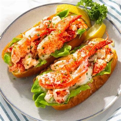  Le Lobster Roll: Une explosion de saveurs iodées et une symphonie de textures craquantes !