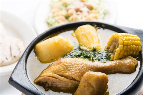  Le Sancocho de Gallina: Un Délice Savoureux à la Colombienne, Réconfortant et Épicé!