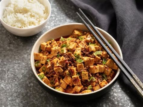  Le Tofu Mapo: Dégustez une symphonie épicée et douce enrobant un silken tofu crémeux!