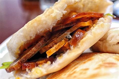  Les Rou Jia Mo : Un Sandwich Croustillant à la Viande Fondante qui Dévoile les Secrets Culinaires de Zhengzhou!