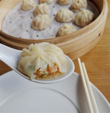  Les Xiao Long Bao: Délicieux Bouillon en Capsule et Explosion de Saveurs en bouche!