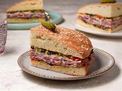  Muffuletta ! Un Sandwich à la Nouvelle-Orléans qui Explosera Vos Papilles avec une Symphonie de Saveurs Méditerranéennes et d'Épices Cajuns Audacieuses !