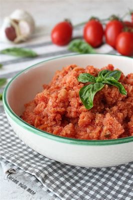 Pappa al Pomodoro: Un Plat Rustique Italien Qui Embaume le Soleil et les Herbes Fraîches !