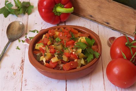  Pisto Manchego! Un Plat Traditionnel Espagnol Qui Fusionne la Douceur des Légumes et l'Intensity du Thym Frais.