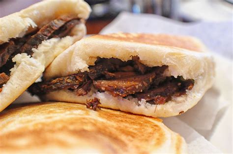  Rou Jia Mo : Un Sandwich Croustillant aux Saveurs Umami de la Chine Ancienne