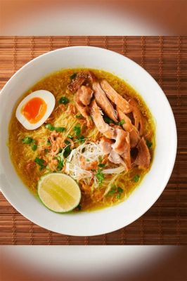  Soto Ayam: Une symphonie épicée de saveurs réconfortantes et un bouillon qui réchauffe l'âme !