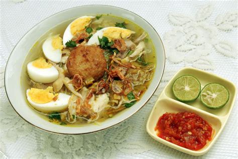  Soto Banjar! Un mélange envoûtant de bouillon parfumé aux épices et de viande tendre à souhait.