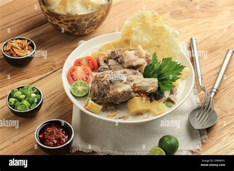  Soto Betawi : Une symphonie épicée à base de lait de coco et de viande tendre !