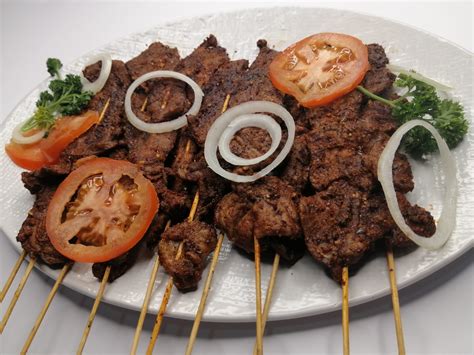  Suya! Un Délice Fumé et Piquant qui Rêve de Soleil