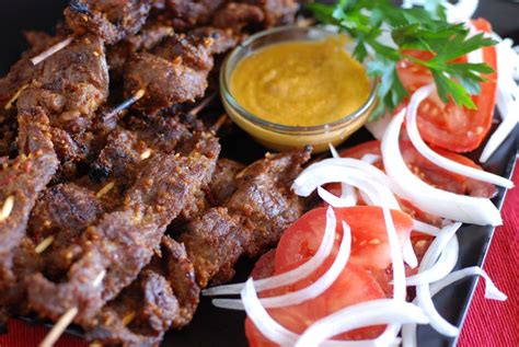  Suya au Poulet: Une Explosion de Saveurs Fumé et Épicé dans les Ruelles de Temaki!